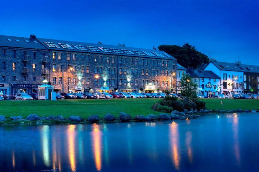 Clew Bay Balcony Views - Westport Quay Apt Apartamento Exterior foto