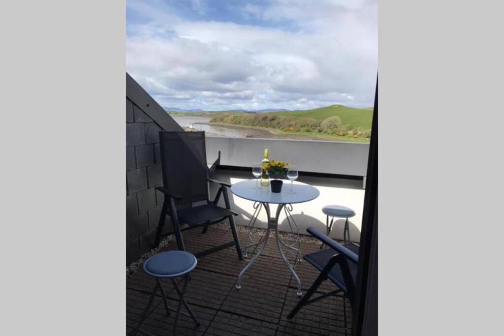 Clew Bay Balcony Views - Westport Quay Apt Apartamento Exterior foto