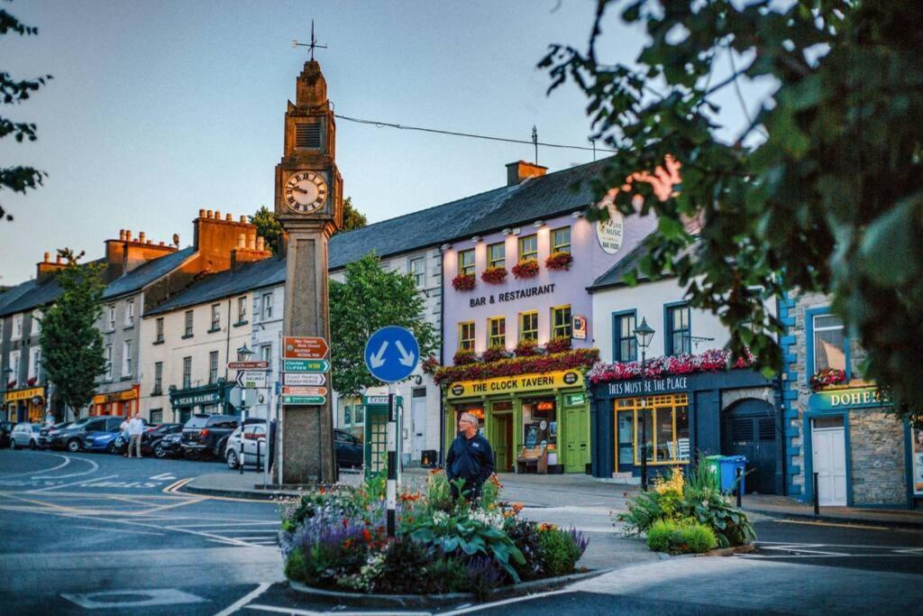 Clew Bay Balcony Views - Westport Quay Apt Apartamento Exterior foto