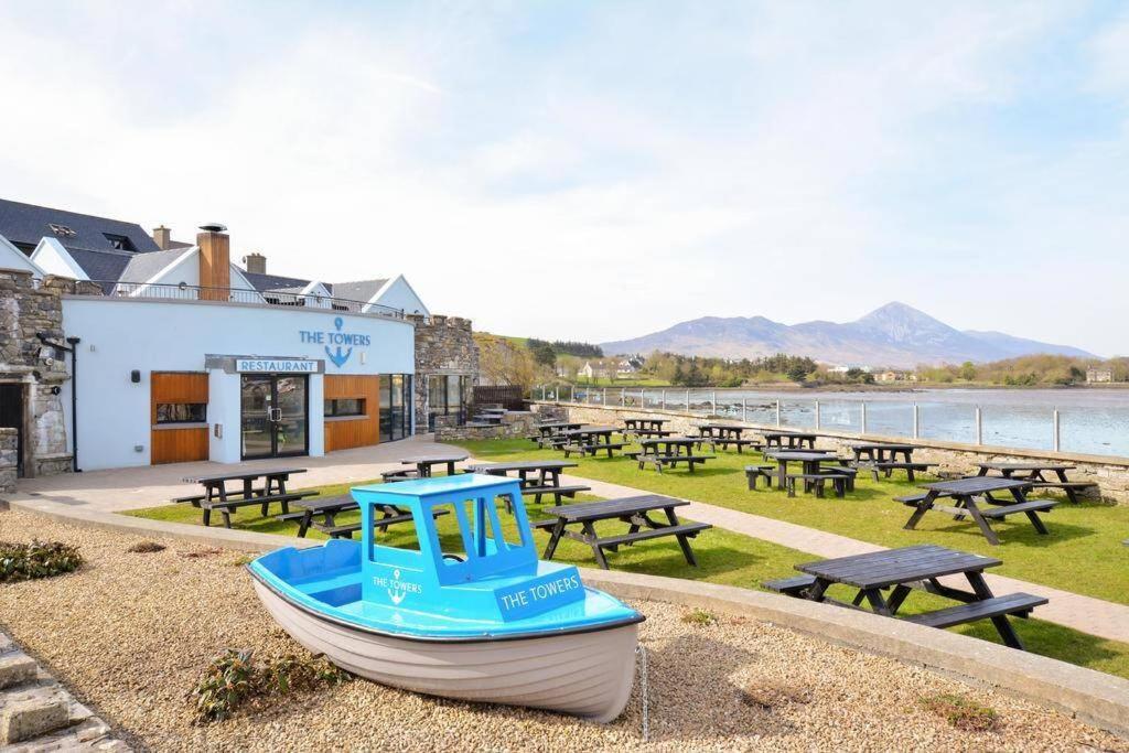 Clew Bay Balcony Views - Westport Quay Apt Apartamento Exterior foto