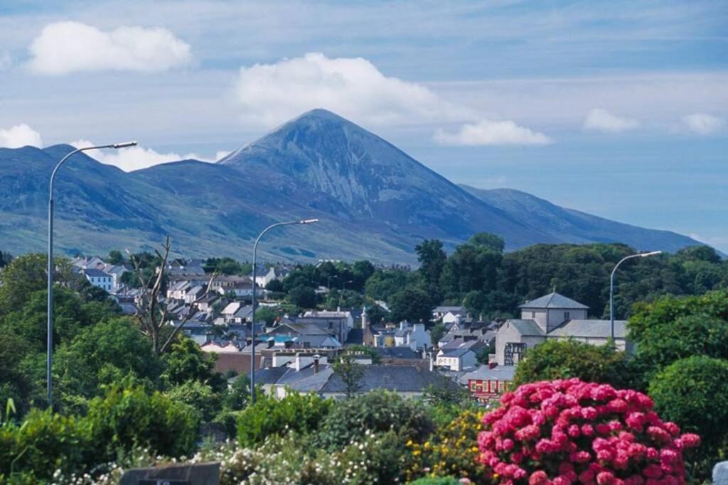 Clew Bay Balcony Views - Westport Quay Apt Apartamento Exterior foto