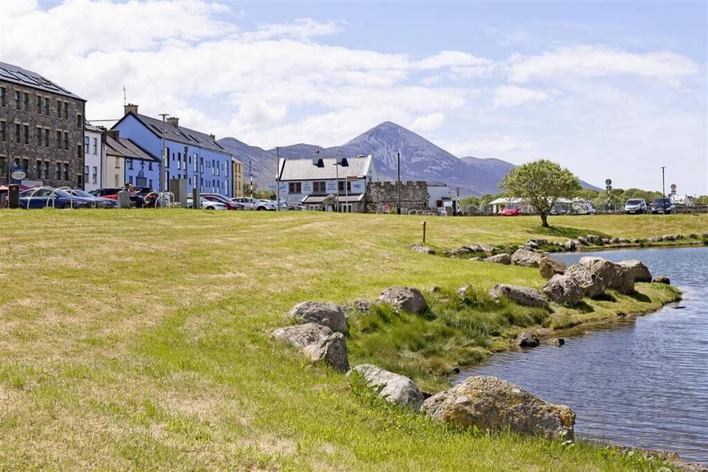 Clew Bay Balcony Views - Westport Quay Apt Apartamento Exterior foto